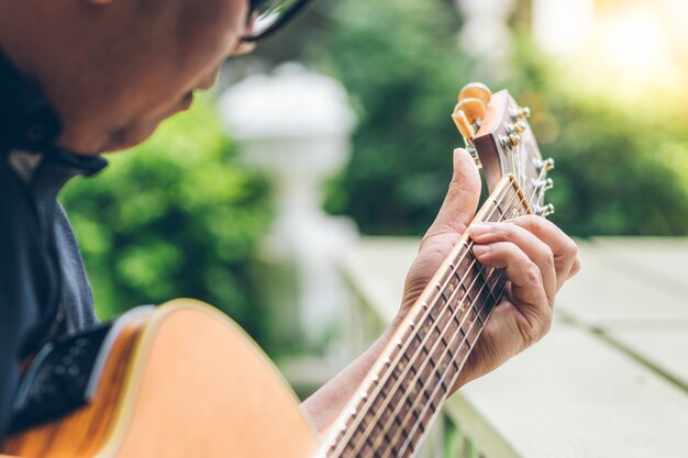 Man speelt gitaar op de ochtend op buiten.