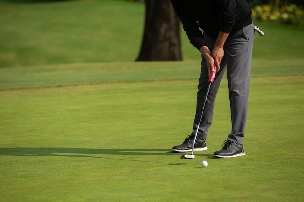 Foto man speelt golf in het veld