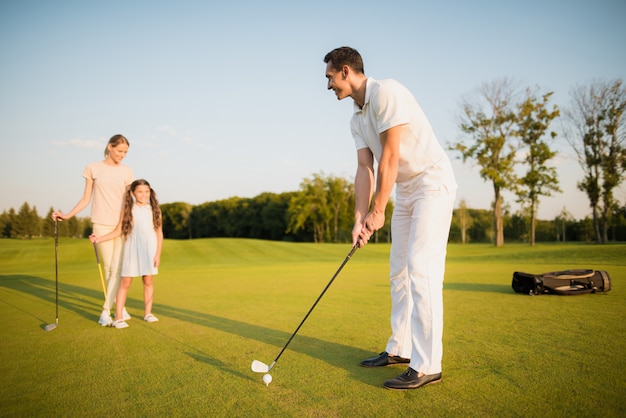 Man speelt golf met vrouw en Kid Sport Hobby.