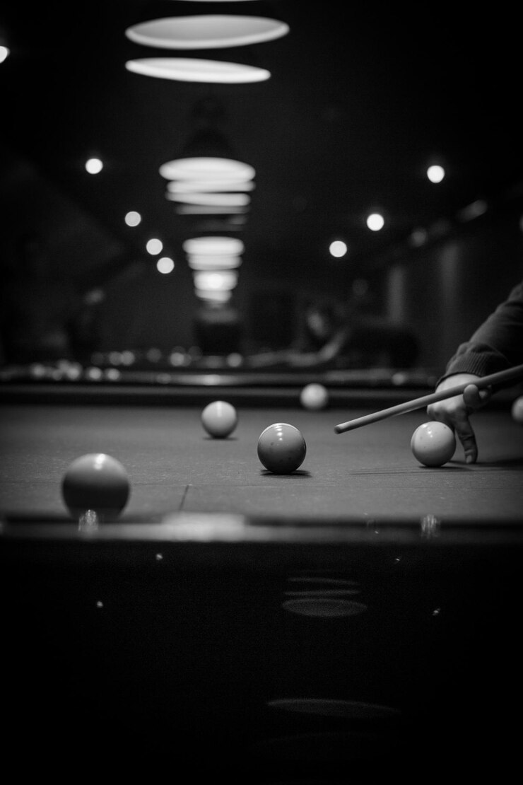 Foto man speelt met bal op tafel.