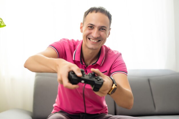 Man speelt met een videogamecontroller