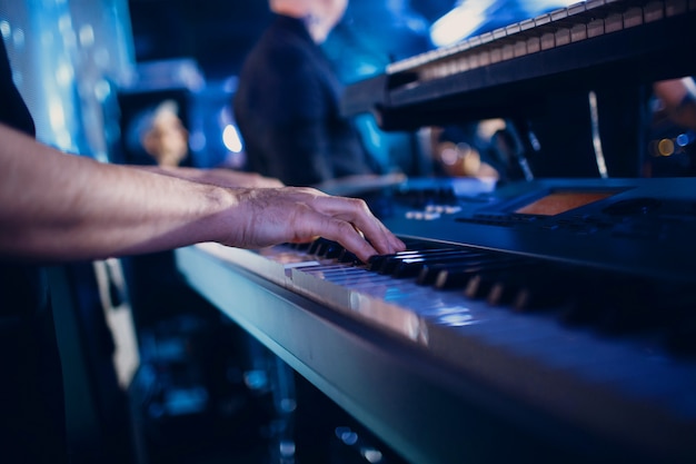 Man speelt op synthesizer