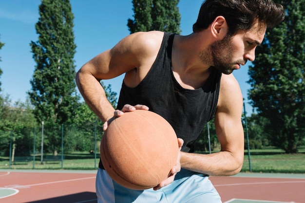 Man spelen basketbal