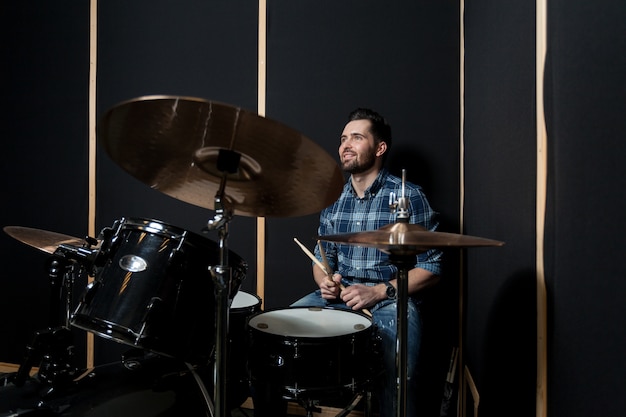 Foto man spelen drummen