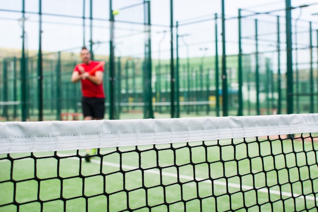 Man spelen paddle tennis