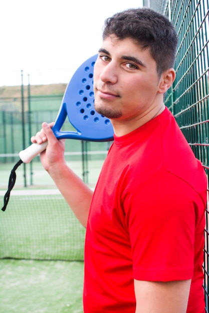 Man spelen paddle tennis