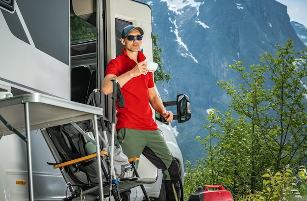 Photo a man spending his vacations in a camper van