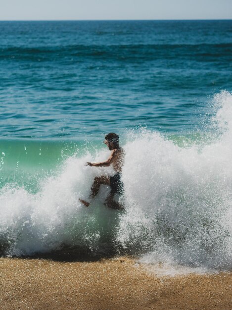 写真 海に水を噴く男