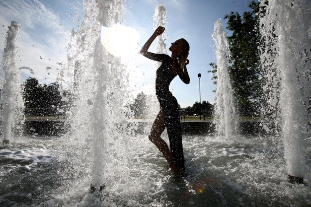 Foto uomo che spruzza acqua