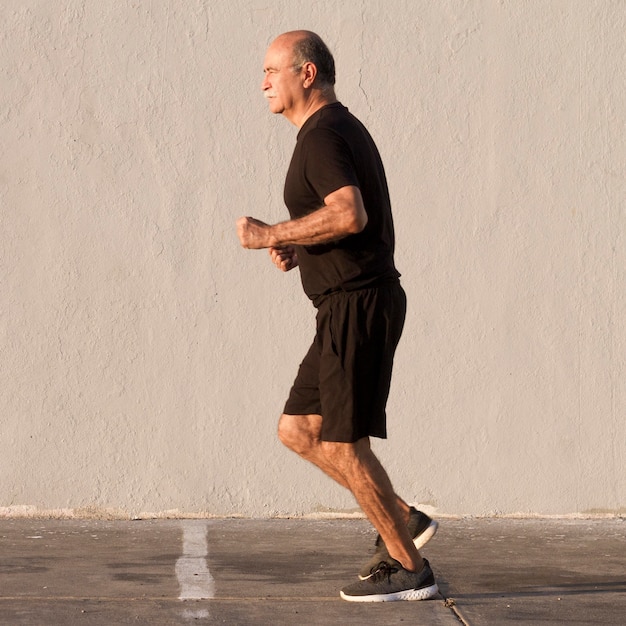 Uomo in abiti sportivi in esecuzione