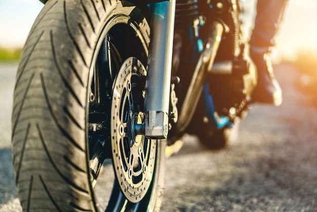 Uomo sulla moto sportiva all'aperto sulla strada