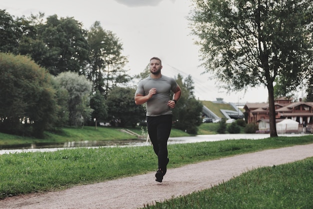 公園のトレーニングと運動で走っている男のスポーツマンランナー