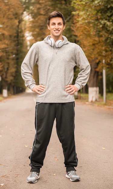 Foto l'uomo in abiti sportivi durante la mattina si esercita nel parco.