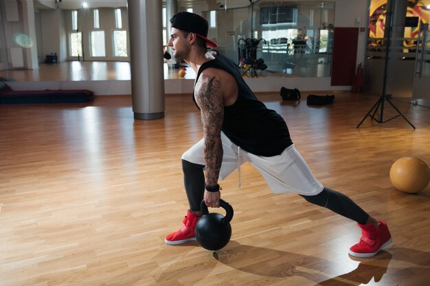 L'uomo in abbigliamento sportivo si allena in palestra