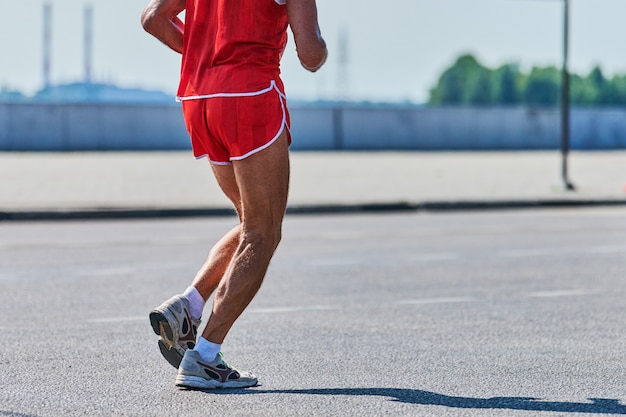 通りを走っているスポーツウェアの男