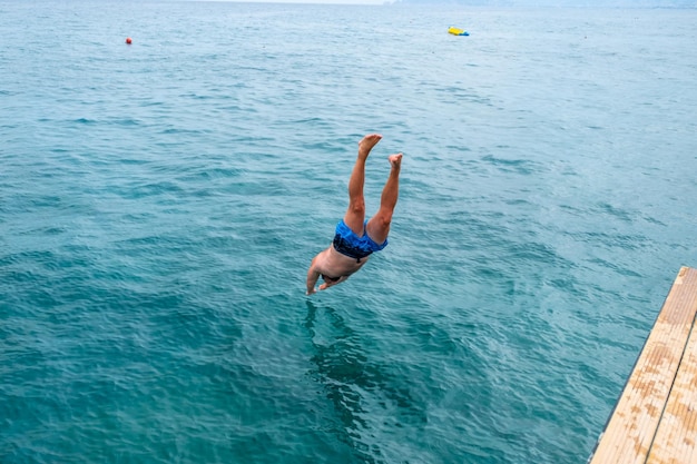 Man springt in de oceaan