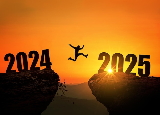 Man springt op klif 2025 over de afgrond bij verbazingwekkende zonsondergang Nieuwjaarsconcept Symbool van het beginnen en verwelkomen van het gelukkige nieuwe jaar 2025 Mensen gaan het jaar 2025 binnen creatief idee