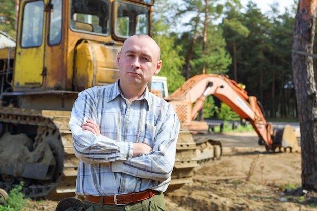 Foto man staande bestuurder graafmachine kraan