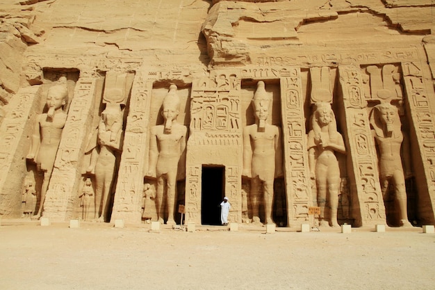 Man staat buiten de ingang van de abu simbel tempel