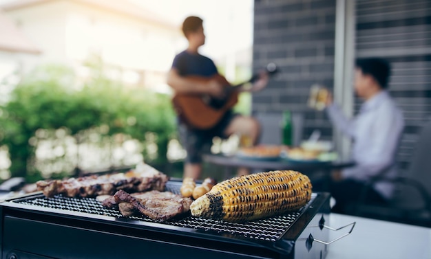 Foto man staat op de barbecue grill in de tuin