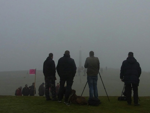 Foto man staat op het veld.