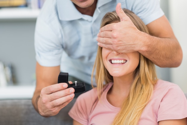 Man staat zijn vriendin voor op de bank