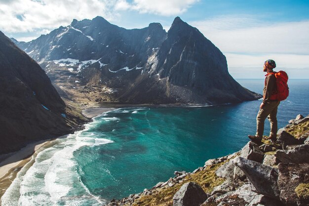 Photo man stand on cliff edge alone enjoying aerial view backpacking lifestyle travel adventure outdoor