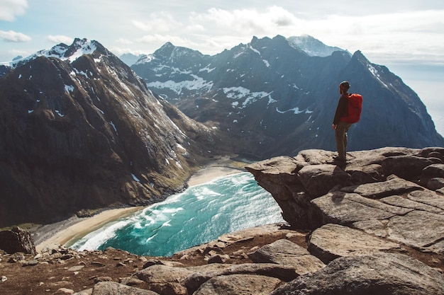 Photo man stand on cliff edge alone enjoying aerial view backpacking lifestyle travel adventure outdoor