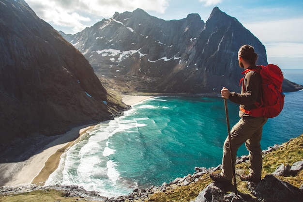 Photo man stand on cliff edge alone enjoying aerial view backpacking lifestyle travel adventure outdoor