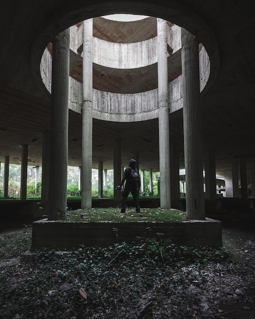 Foto uomo in piedi in un edificio abbandonato