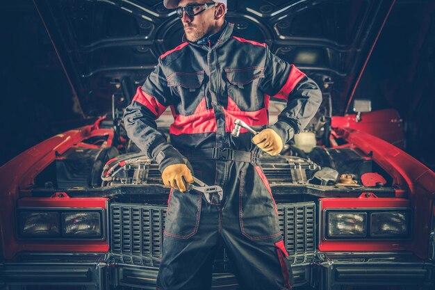 Photo man standing against car in garage