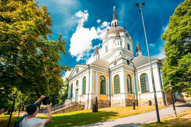 Фото Человек, стоящий против церкви.