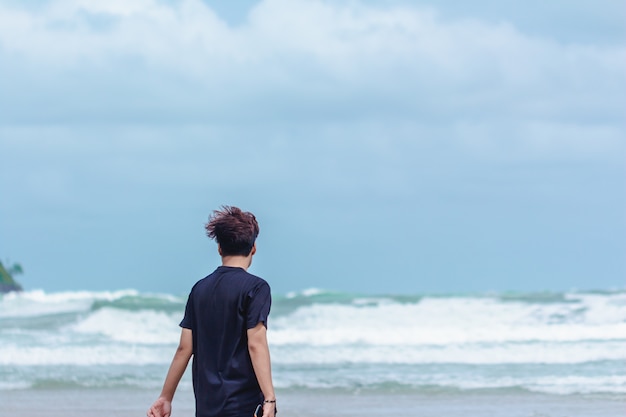 写真 ビーチで一人で立っている男