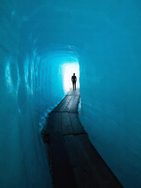 Foto uomo in piedi in mezzo al muro