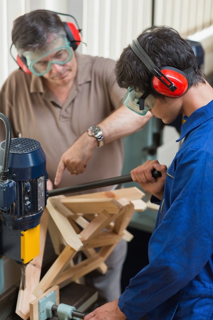 写真 掘削機に立っている男