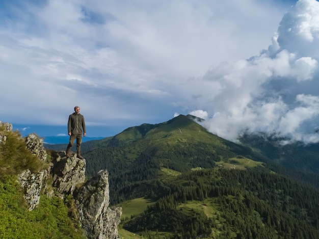 아름다운 산에 서 있는 남자