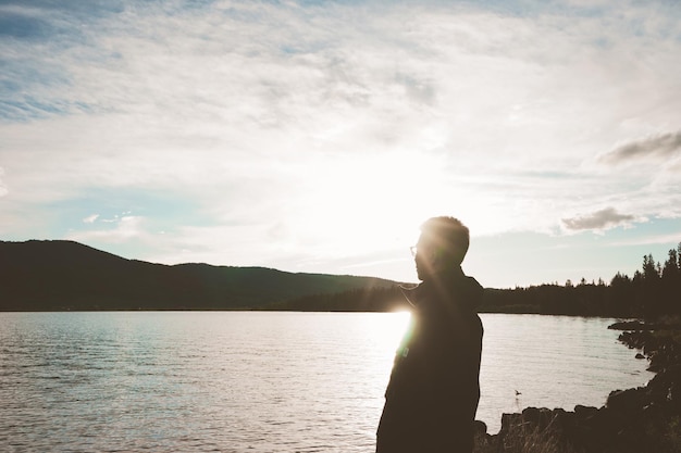 写真 湖のそばに立っている男