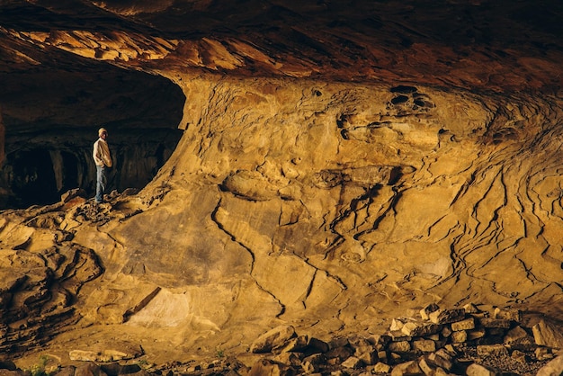 Photo man standing by rock formations