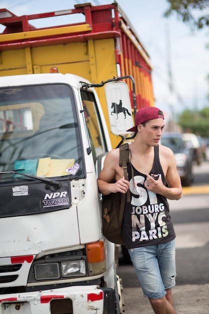 Photo man standing by truck