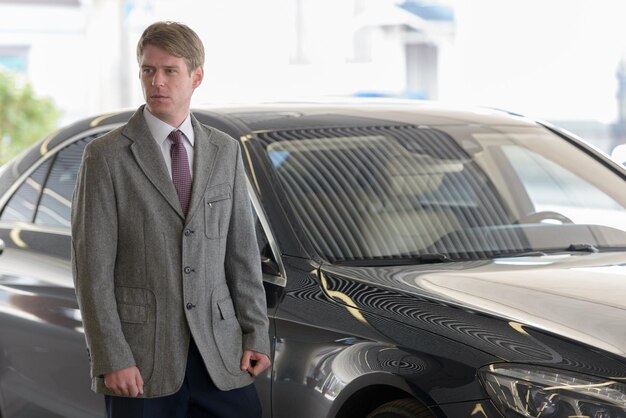 Photo man standing in car