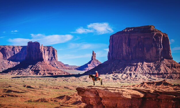 Photo man standing on cliff