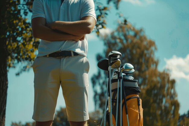 Foto uomo in piedi con fiducia vicino al kit da golf