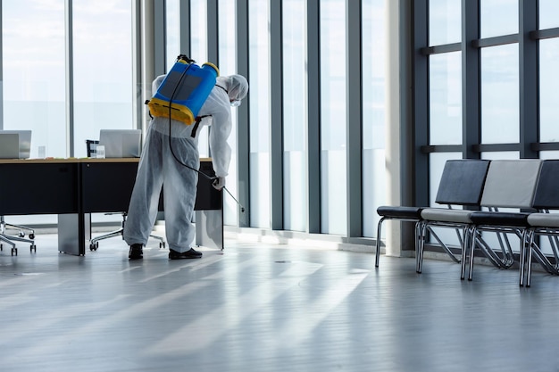 Foto uomo in piedi nel corridoio dell'edificio