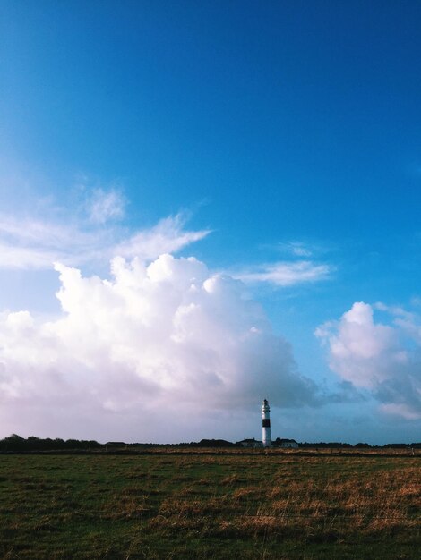 Foto uomo in piedi sul campo contro il cielo