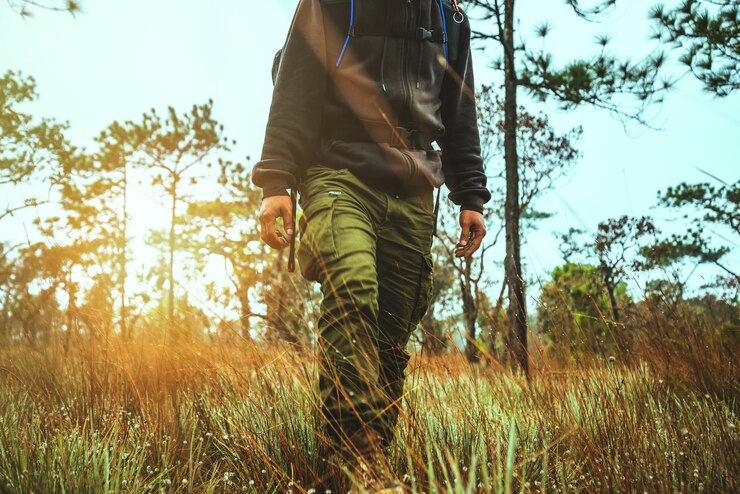 Photo man standing on field against sky