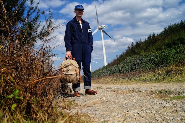 Foto uomo in piedi sul campo