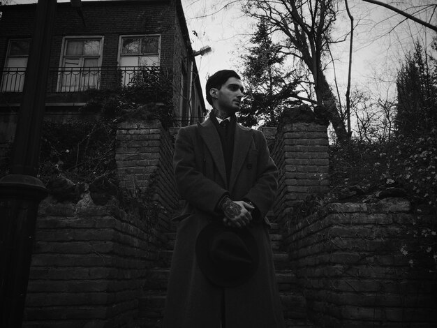 Photo man standing in front of building