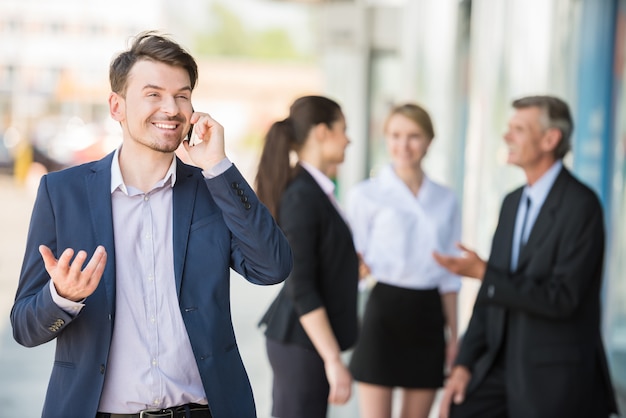 Equipaggi la condizione davanti all'ufficio e la conversazione sul telefono.