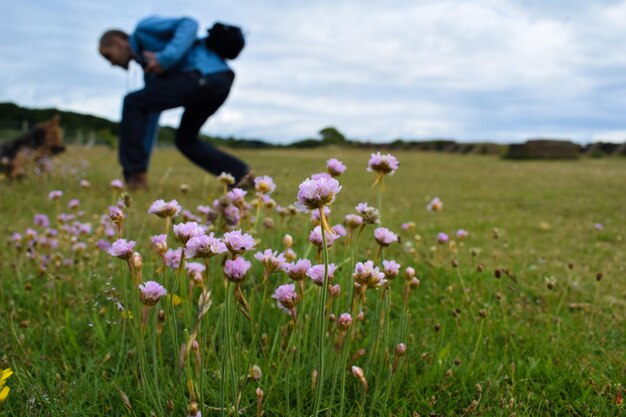 Photo man standing on grassy field