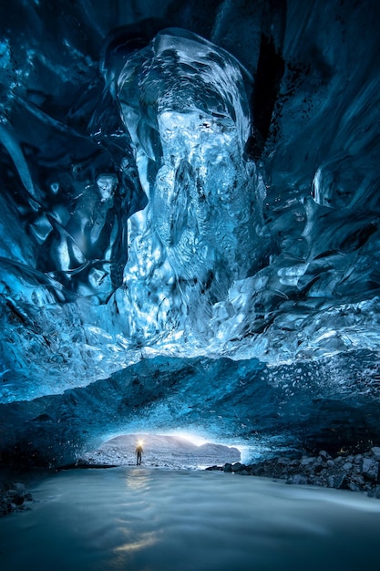 写真 凍った洞窟に立っている男